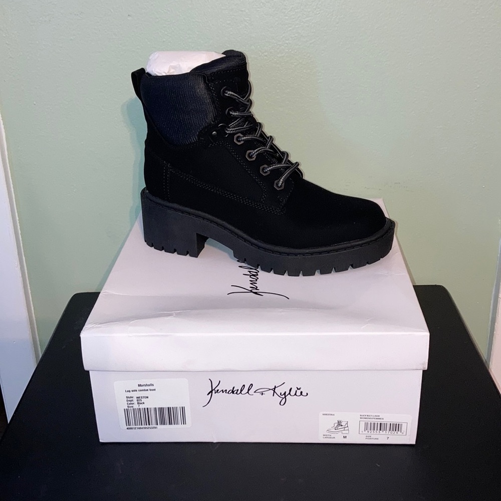 Lug sole combat boot